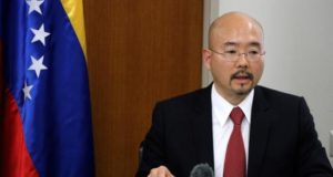 El embajador de Venezuela en Tokio, Seiko Ishikawa, en una rueda de prensa en la embajada venezolana de la capital nipona, este miércoles. EFE