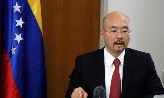 El embajador de Venezuela en Tokio, Seiko Ishikawa, en una rueda de prensa en la embajada venezolana de la capital nipona, este miércoles. EFE