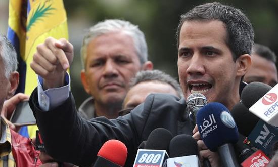 El jefe del parlamento venezolano y reconocido por medio centenar de países como presidente interino de Venezuela, Juan Guaidó, fue registrado este miércoles al atender a medios de comunicación, durante una reunión con transportistas, en Caracas (Venezuela). EFE