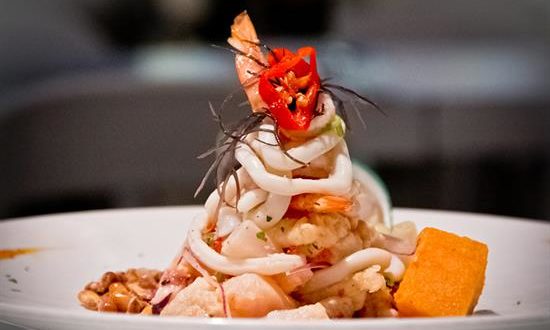 El ceviche peruano consiste en trozos de pescado crudo marinados con limón ácido, junto con cebolla y ajíes picados, que suele acompañarse con camote (batata), papa o yuca, y granos de maíz hervido y/o tostado. EFE/Archivo