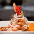 El ceviche peruano consiste en trozos de pescado crudo marinados con limón ácido, junto con cebolla y ajíes picados, que suele acompañarse con camote (batata), papa o yuca, y granos de maíz hervido y/o tostado. EFE/Archivo
