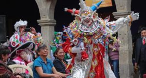 Decenas de postulantes para representar a los tres personajes emblemáticos del Carnaval de La Paz preparan sus vistosos trajes y su alegría para ser elegidos por un jurado y representar este año al Pepino, el Ch'uta y la Cholita paceños.