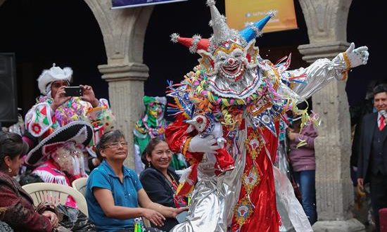 Decenas de postulantes para representar a los tres personajes emblemáticos del Carnaval de La Paz preparan sus vistosos trajes y su alegría para ser elegidos por un jurado y representar este año al Pepino, el Ch'uta y la Cholita paceños.