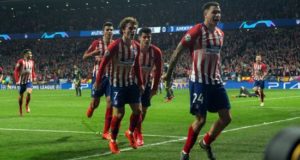 El defensa del Atlético de Madrid José Giménez (d) celebra tras marcar el primer gol ante la Juventus, durante el partido de ida de octavos de final de la Liga de Campeones en el estadio Wanda Metropolitano, en Madrid. EFE