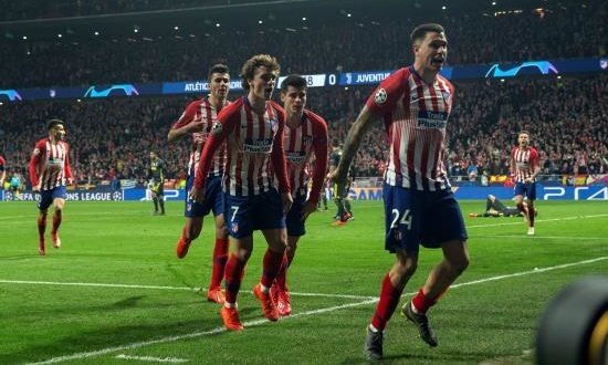 El defensa del Atlético de Madrid José Giménez (d) celebra tras marcar el primer gol ante la Juventus, durante el partido de ida de octavos de final de la Liga de Campeones en el estadio Wanda Metropolitano, en Madrid. EFE