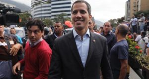 El jefe del parlamento venezolano, Juan Guaidó (c), reconocido como presidente interino de Venezuela por medio centenar de países, llega a una reunión con transportistas en el acomodado municipio caraqueño de Chacao (este), este miércoles, en Caracas (Venezuela). EFE