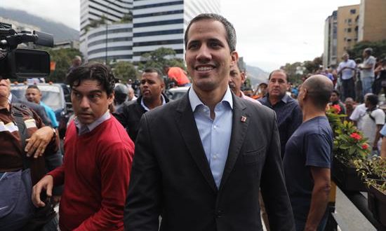 El jefe del parlamento venezolano, Juan Guaidó (c), reconocido como presidente interino de Venezuela por medio centenar de países, llega a una reunión con transportistas en el acomodado municipio caraqueño de Chacao (este), este miércoles, en Caracas (Venezuela). EFE