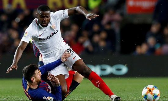 El jugador del Sevilla Ibrahim Amadou (d) cae sobre Leo Messi, del FC Barcelona, durante el partido de vuelta de los cuartos de final de la Copa del Rey disputado el pasado 30 de enero en el estadio Nou Camp, en Barcelona. EFE/Archivo