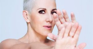 México, 21 feb (EFE).- La consolidada artista española residente en México Ana Torroja reapareció el pasado 15 de febrero en el panorama musical actual con "Llama", un tema producido por músicos procedentes de la música urbana, la cual comparó con la Movida pero en forma de "pinceladas"