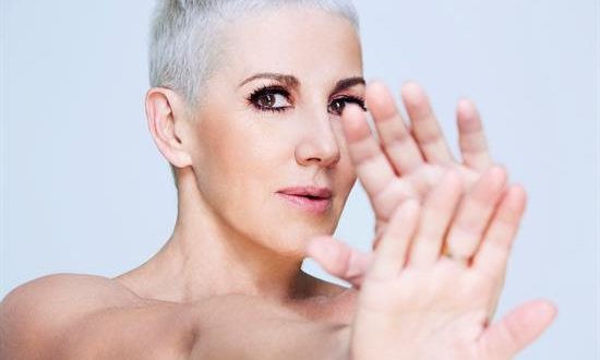 México, 21 feb (EFE).- La consolidada artista española residente en México Ana Torroja reapareció el pasado 15 de febrero en el panorama musical actual con "Llama", un tema producido por músicos procedentes de la música urbana, la cual comparó con la Movida pero en forma de "pinceladas"