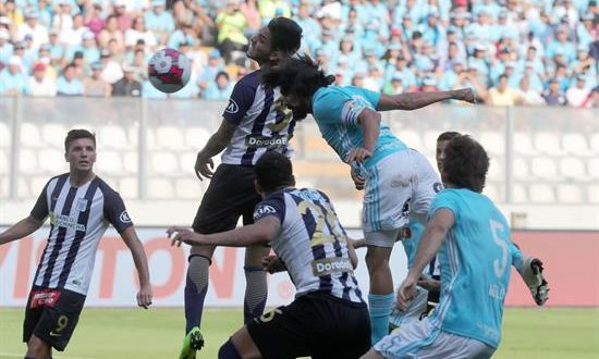 Fotografía tomada el pasado 16 de diciembre en la que se registró un instante de la final de la liga peruana de fútbol, entre el Sporting Cristal y el Alianza Lima, en Lima (Perú). EFE/Archivo
