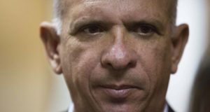 En esta foto de archivo del 20 de enero de 2016, el diputado por el gobernante Partido Socialista Unido de Venezuela da una entrevista en las oficinas administrativas de la Asamblea Nacional en Caracas, Venezuela. (AP Foto/Fernando Llano, Archivo)