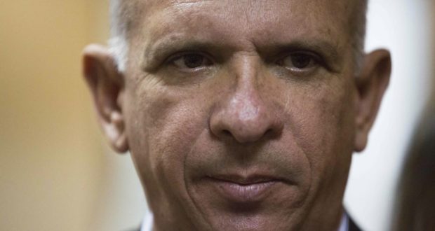 En esta foto de archivo del 20 de enero de 2016, el diputado por el gobernante Partido Socialista Unido de Venezuela da una entrevista en las oficinas administrativas de la Asamblea Nacional en Caracas, Venezuela. (AP Foto/Fernando Llano, Archivo)