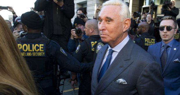 El exasesor de campaña del presidente Donald Trump, Roger Stone, sale de la corte federal en Washington, el jueves 21 de febrero de 2019, después que un juez le impuso una orden de mordaza.