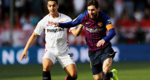 Wissam Ben Yedder de Sevilla en acción con Lionel Messi de Barcelona, en encuentro del campeonato LaLiga. Sevilla, España, 23 de febrero de 2019.