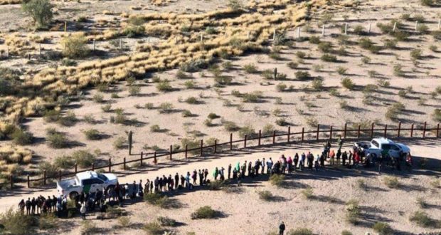 El grupo de migrantes centroamericanos detenidos por la patrulla fronteriza en Arizona, el martes 19 de febrero de 2019, incluye a 81 guatemaltecos y 22 hondureños y entre ellos a 59 menores.