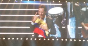 Marc Anthony abraza la bandera de Venezuela durante su espectáculo en la ciudad de Washington, DC.