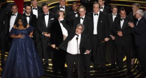Peter Farrelly (centro) y el elenco de "Green Book" aceptan el Oscar a Mejor Película el domingo, 24 de febrero de 2019 en el Teatro Dolby en Los Ángeles.