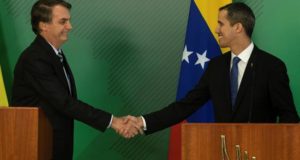 El jefe del Parlamento venezolano, Juan Guaidó, quien se proclamó presidente interino de su país, afirmó este jueves que "no se puede vivir en paz" cuando una dictadura "masacra a un pueblo", tras reunirse con el mandatario de Brasil, Jair Bolsonaro.