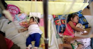 Dos niños enfermos de sarampión reciben tratamiento en un hospital público en Manila, Filipinas. EFE/Archivo
