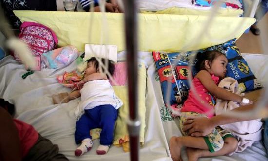 Dos niños enfermos de sarampión reciben tratamiento en un hospital público en Manila, Filipinas. EFE/Archivo