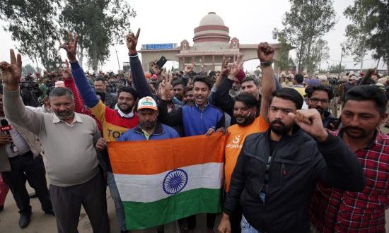 Una multitud espera la llegada del piloto Abhinandan Varthaman de las Fuerzas Aéreas indias en Attari-Wagah (India), este viernes. El anuncio de Pakistán de que "en un gesto de paz" liberará este viernes al piloto indio capturado, abre la posibilidad de que se rebaje la tensión entre Islamabad y Nueva Delhi tras días de escalada bélica. EFE