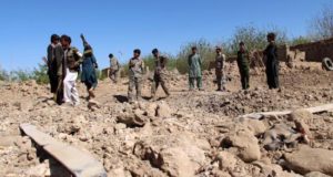 Miembros de las Fuerzas de Seguridad afganos inspeccionan el lugar donde ha estallado un coche bomba en el distrito Nad-e-Ali en la provincia de Helmand en Afganistán. EFE/Archivo