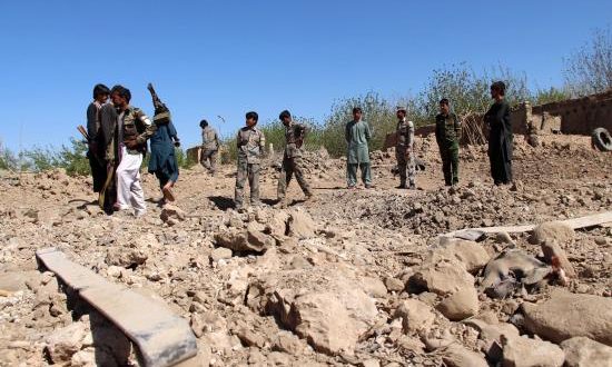 Miembros de las Fuerzas de Seguridad afganos inspeccionan el lugar donde ha estallado un coche bomba en el distrito Nad-e-Ali en la provincia de Helmand en Afganistán. EFE/Archivo