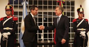 El jefe del Parlamento de Venezuela, Juan Guaidó, quien se proclamó presidente encargado, aseveró este viernes en Buenos Aires que el 80 % de las fuerzas armadas de su país "están a favor de un cambio", pero acusó a Cuba de injerir en su país y aterrorizar a los militares para que no lo apoyen.