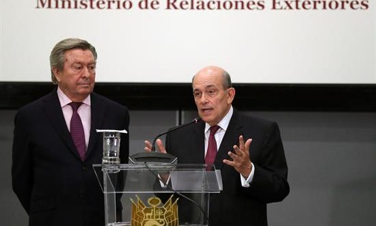 El viceministro de Relaciones Exteriores, Hugo de Zela (d), y el europarlamentario español Luis de Grandes (i) habla durante una rueda de prensa este viernes en Lima (Perú). EFE