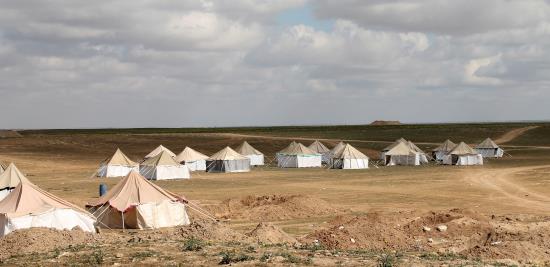 Campamento establecido por las Fuerzas de Siria Democrática, una alianza armada liderada por kurdos, y la coalición internacional encabezada por EE.UU. en las afueras de Al Susa, el primer punto para recibir a los civiles y yihadistas que huyen de Al Baguz, último reducto del grupo Estado Islámico en Siria. EFE/Archivo