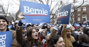 Simpatizantes esperan a que el senador Bernie Sanders suba al escenario para anunciar su candidatura para las primarias del partido Demócrata 2020 en Brooklyn, Nueva York (EE.UU.). EFE