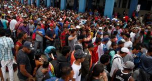 Miles de ciudadanos venezolanos hacen cola en el Centro Binacional de Atención en Frontera (Cebaf) para poder sellar su ingreso al Perú. EFE/Archivo
