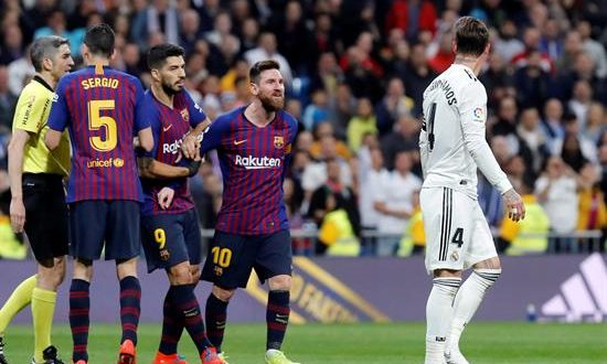El defensa del Real Madrid, Sergio Ramos (d), y el delantero argentino del FC Barcelona, Lionel Messi (i), durante el partido de la 26ª jornada de Liga en Primera División que Real Madrid y FC Barcelona jugado en el estadio Santiago Bernabéu, en Madrid. EFE