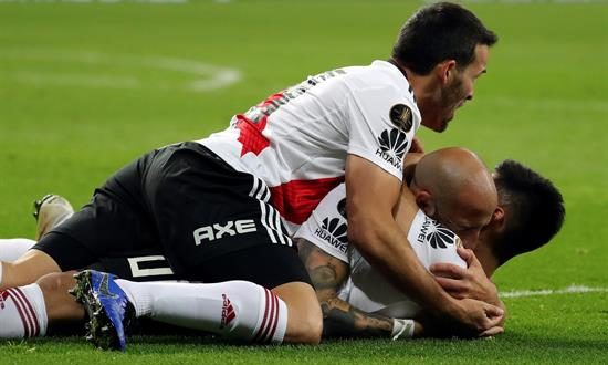 Con este triunfo, el conjunto que dirige Marcelo Gallardo alcanzó los 36 puntos e igualó la línea de Atlético de Tucumán, a doce del líder Racing Club. EFE/Archivo