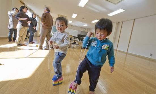 Dos menores juegan en Koriyama, prefectura de Fukushima. EFE/Archivo