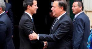 El mandatario interino de Venezuela, Juan Guaidó (i), y el presidente de Panama, Juan Carlos Varela (d), hablan durante una foto de familia, durante la cumbre del Grupo de Lima, el pasado 25 de febrero. EFE