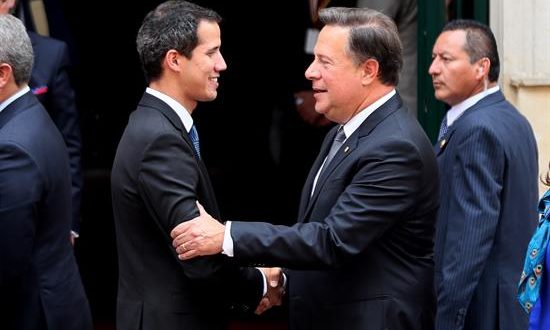 El mandatario interino de Venezuela, Juan Guaidó (i), y el presidente de Panama, Juan Carlos Varela (d), hablan durante una foto de familia, durante la cumbre del Grupo de Lima, el pasado 25 de febrero. EFE