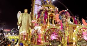 Integrantes de la escuela de samba del Grupo Especial Unidos de Vila Maria, en la celebración del carnaval en el sambódromo de Anhembí en Sao Paulo (Brasil). EFE