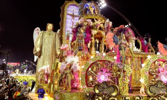 Integrantes de la escuela de samba del Grupo Especial Unidos de Vila Maria, en la celebración del carnaval en el sambódromo de Anhembí en Sao Paulo (Brasil). EFE