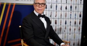 El diseñador estadounidense Tommy Hilfiger posaba este sábado para su entevista con EFE en el backstage de la Semana de la Moda de París, antes de la presentación de su colección otoño-invierno 2019/20. EFE