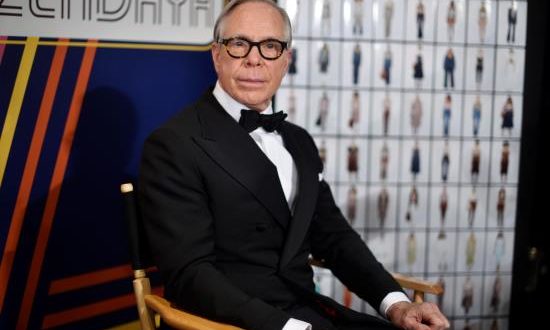 El diseñador estadounidense Tommy Hilfiger posaba este sábado para su entevista con EFE en el backstage de la Semana de la Moda de París, antes de la presentación de su colección otoño-invierno 2019/20. EFE