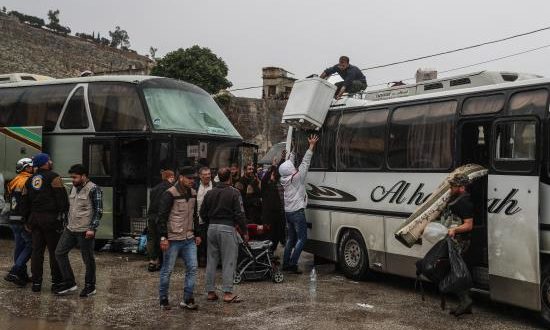 Personas que fueron desplazadas por la fuerza de las ciudades al sur de Damasco, llegaban a un campamento en Hama. EFE/Archivo