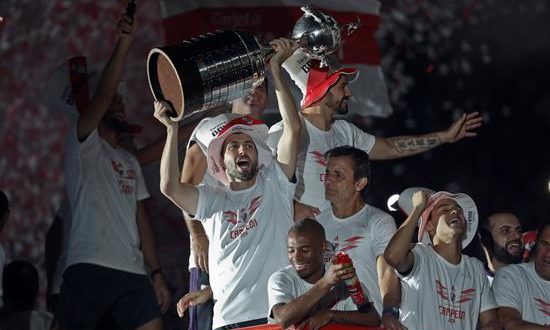Vista de la celebración de los jugadores de River Plate, campeones de la Copa Libertadores 2018. EFE/Archivo