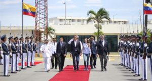 Fotografía cedida por Secretaría de Comunicación de Ecuador que muestra al presidente de la Asamblea Nacional de Venezuela (C), Juan Guaidó, y su esposa, Fabiana Rosales (3d), durante su despedida con honores en el aeropuerto General Ulpiano Páez, este domingo, en Salinas (Ecuador). EFE/Secretaría de Comunicación de Ecuador