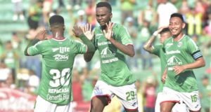 El jugador de Marathon, Bryan Johnson (c), celebra un gol durante un partido del Torneo Clausura, ante Real de Minas, celebrado este domingo en el estadio Yankel Rosenthal, en San Pedro Sula (Honduras). EFE