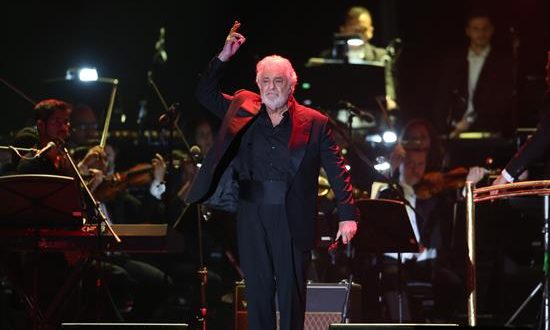 El tenor Plácido Domingo actúa durante un concierto este domingo en la ciudad de Guadalajara (México). Plácido Domingo fue la piedra angular que unió hoy a una decena de cantantes de ópera y música pop, bailarines y la Orquesta Filarmónica del estado de Jalisco (oeste de México) que participaron en un recital benéfico de la Fundación Real Madrid. EFE