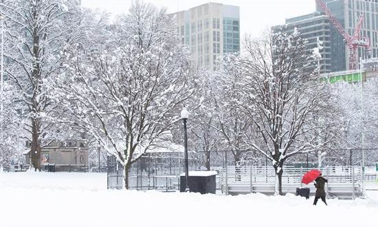 na mujer pasea con un paraguas tras una tormenta de nieve, este lunes en Boston (Massachusetts). EFE