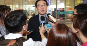 El representante surcoreano en el diálogo sobre desnuclearización, Lee Do-hoon (c). EFE/ Archivo