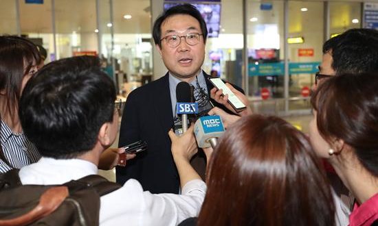 El representante surcoreano en el diálogo sobre desnuclearización, Lee Do-hoon (c). EFE/ Archivo